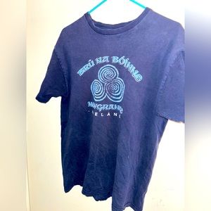 Men’s Vintage 90s/Y2K Navy Blue Newgrange, Ireland Souvenir T-Shirt - Size L